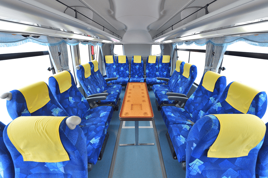 大型バス ハイデッカー（53名乗り）　テーブル付き